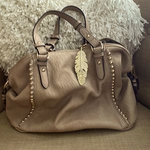 Beautiful Jessica Simpson satchel adorn with gold leaf.